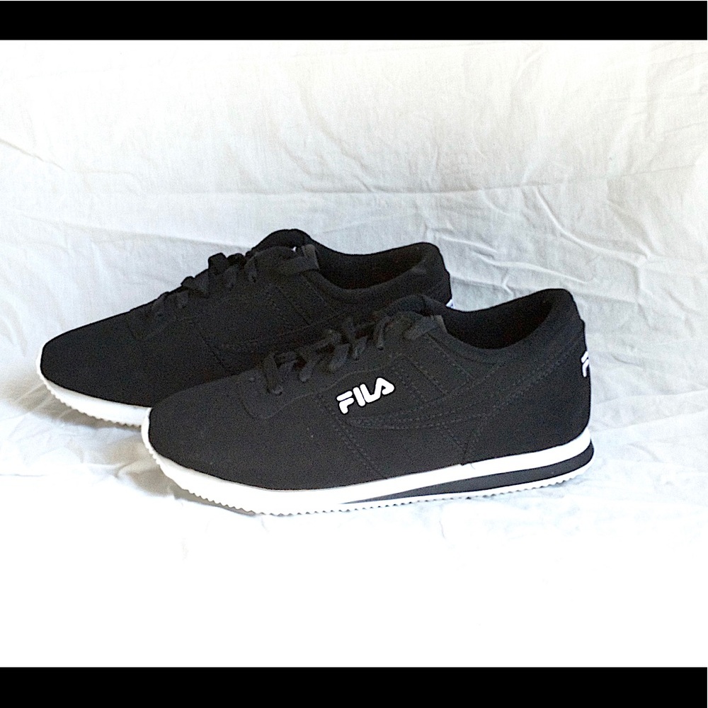 Women’s Fila black sneakers. Size 7.5. Joggers. Trendy. White sole. Gym shoes.